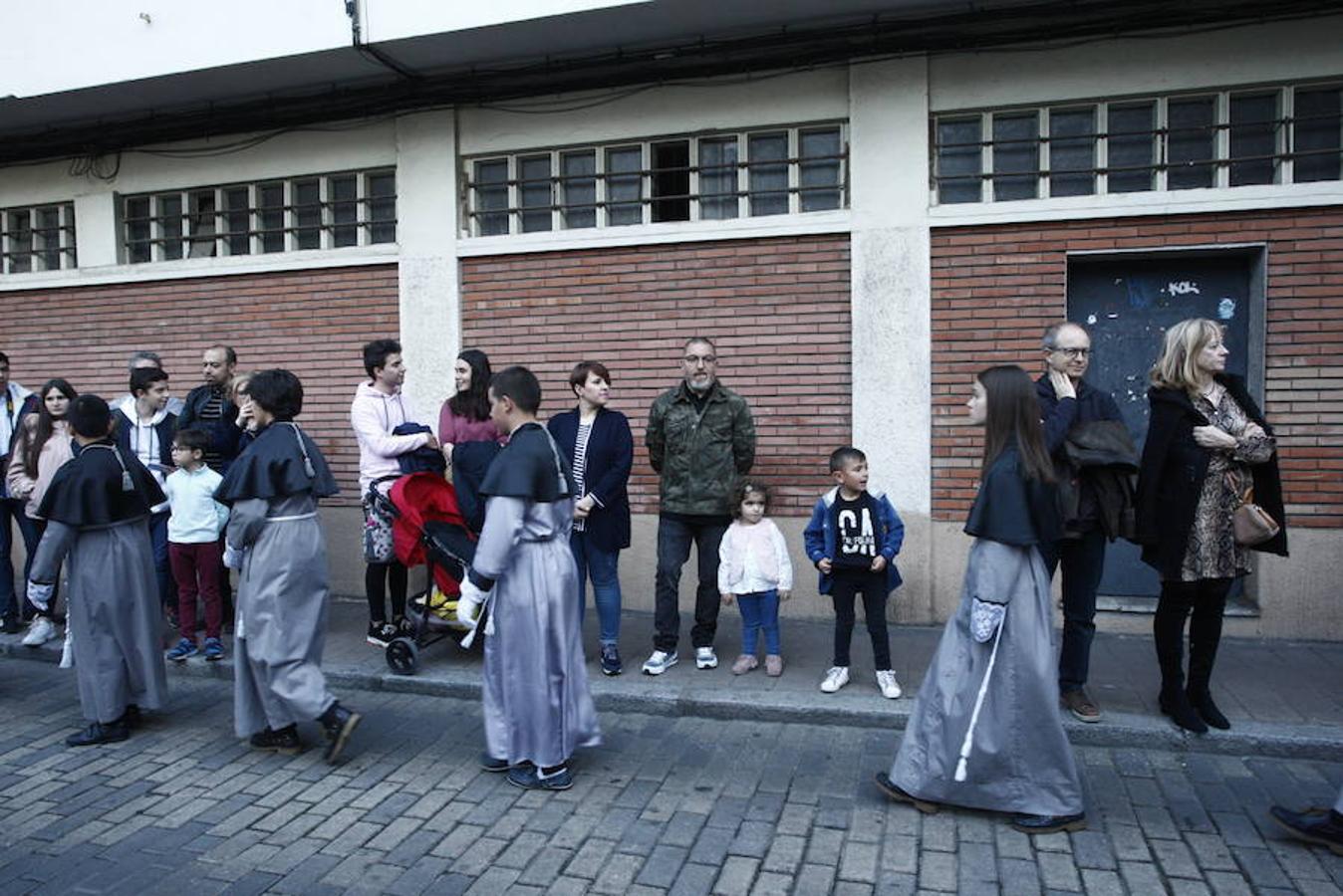 Las calles se abarrotaron de público para seguir la Procesión de las Cinco LLagas