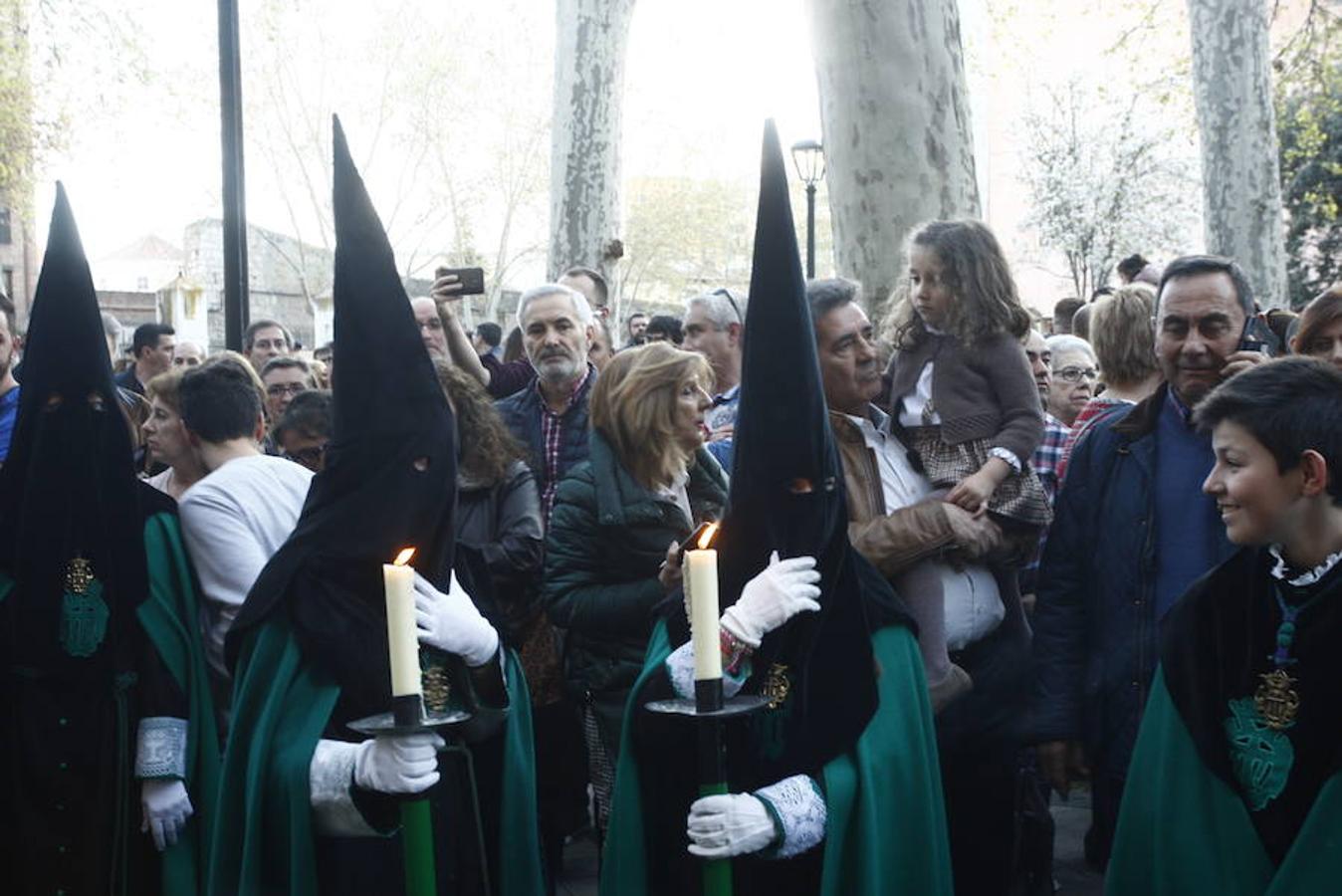 Las calles se abarrotaron de público para seguir la Procesión de las Cinco LLagas