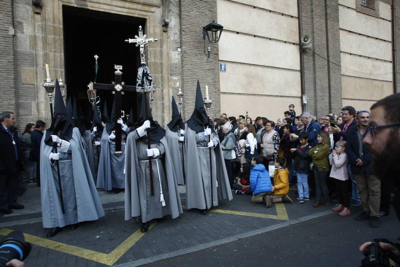 Las calles se abarrotaron de público para seguir la Procesión de las Cinco LLagas