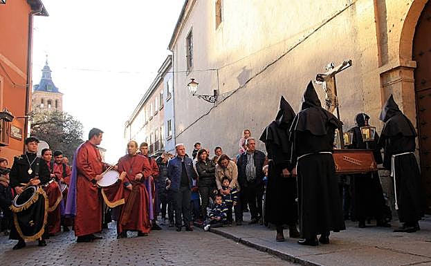 Salida de la talla del Cristo de la Buena Muerte del convento de San José.