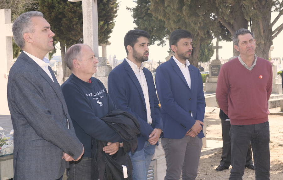 Fotos: Homenaje a las víctimas de la Guerra Civil en el Cementerio de El Carmen