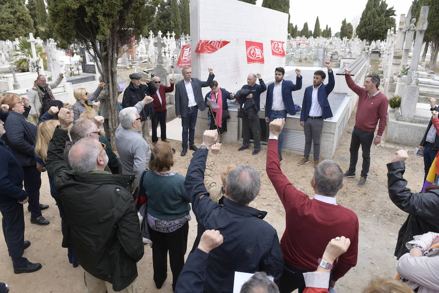 Fotos: Homenaje a las víctimas de la Guerra Civil en el Cementerio de El Carmen