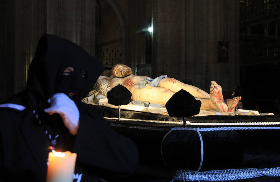 Fotos: Procesión del Cristo Yacente de Gregorio Fernández en Segovia
