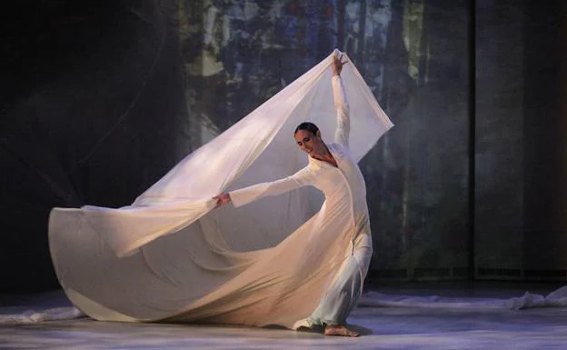 Aloña Alonso en una escena de una obra de danza. 