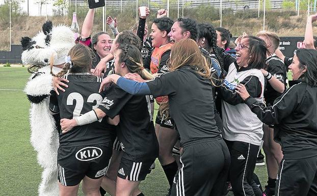 Las jugadoras celebran el ascenso a la Liga Iberdrola a la conclusión de la final del pasado domingo. 