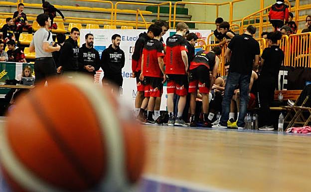 Los jugadores del CB Tormes, en un tiempo muerto. 