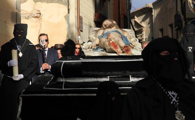 La carroza del Cristo Yacente baja por la calle Barrionuevo hacia el Arco del Socorro.