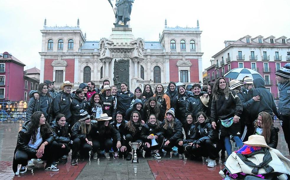 La plantilla chamiza posa bajo la lluvia con el trofeo conseguido que significaba el ascenso y junto a la estauta del Conde Ansúrez. 