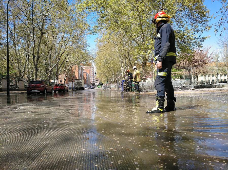 Imágenes de la tormenta de agua y granizado que ha descargado durante veinticinco minutos sobre Valladolid.