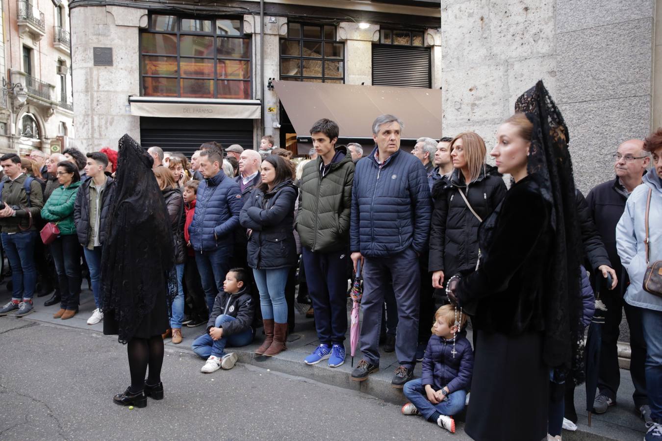 Fotos: Público en la procesión del Santísimo Rosario del Dolor de Valladolid (2/2)