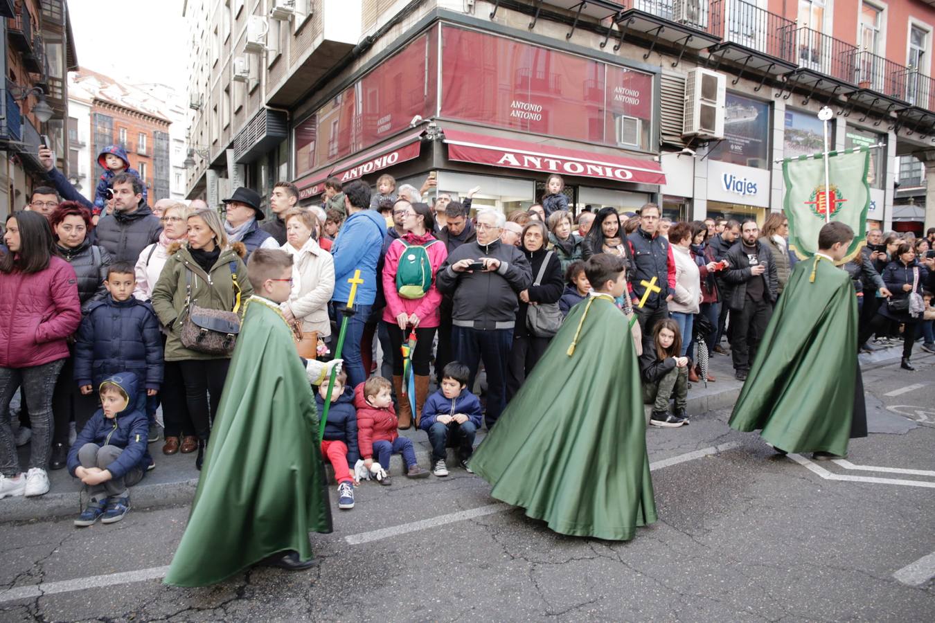 Fotos: Público en la procesión del Santísimo Rosario del Dolor de Valladolid (2/2)