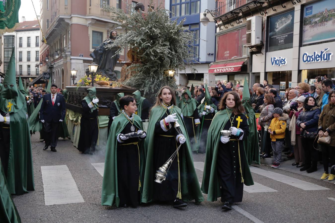 Fotos: Público en la procesión del Santísimo Rosario del Dolor de Valladolid (2/2)