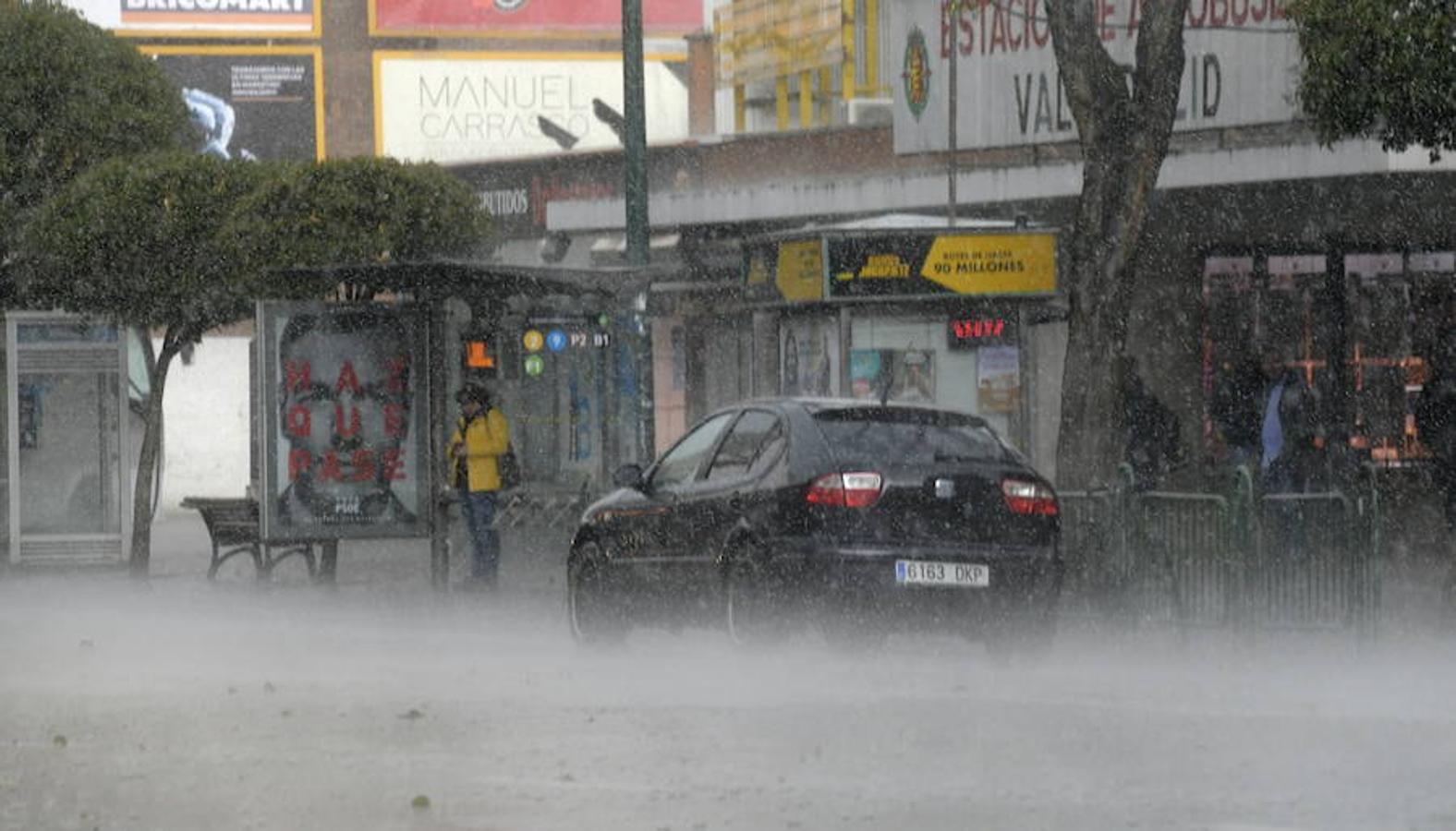 Imágenes de la tormenta de agua y granizado que ha descargado durante veinticinco minutos sobre Valladolid.