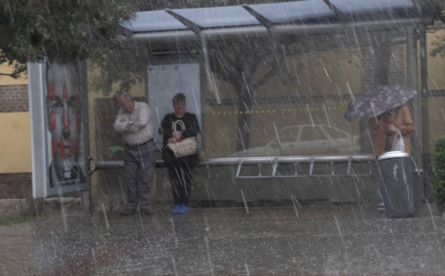 Imágenes de la tormenta de agua y granizado que ha descargado durante veinticinco minutos sobre Valladolid.