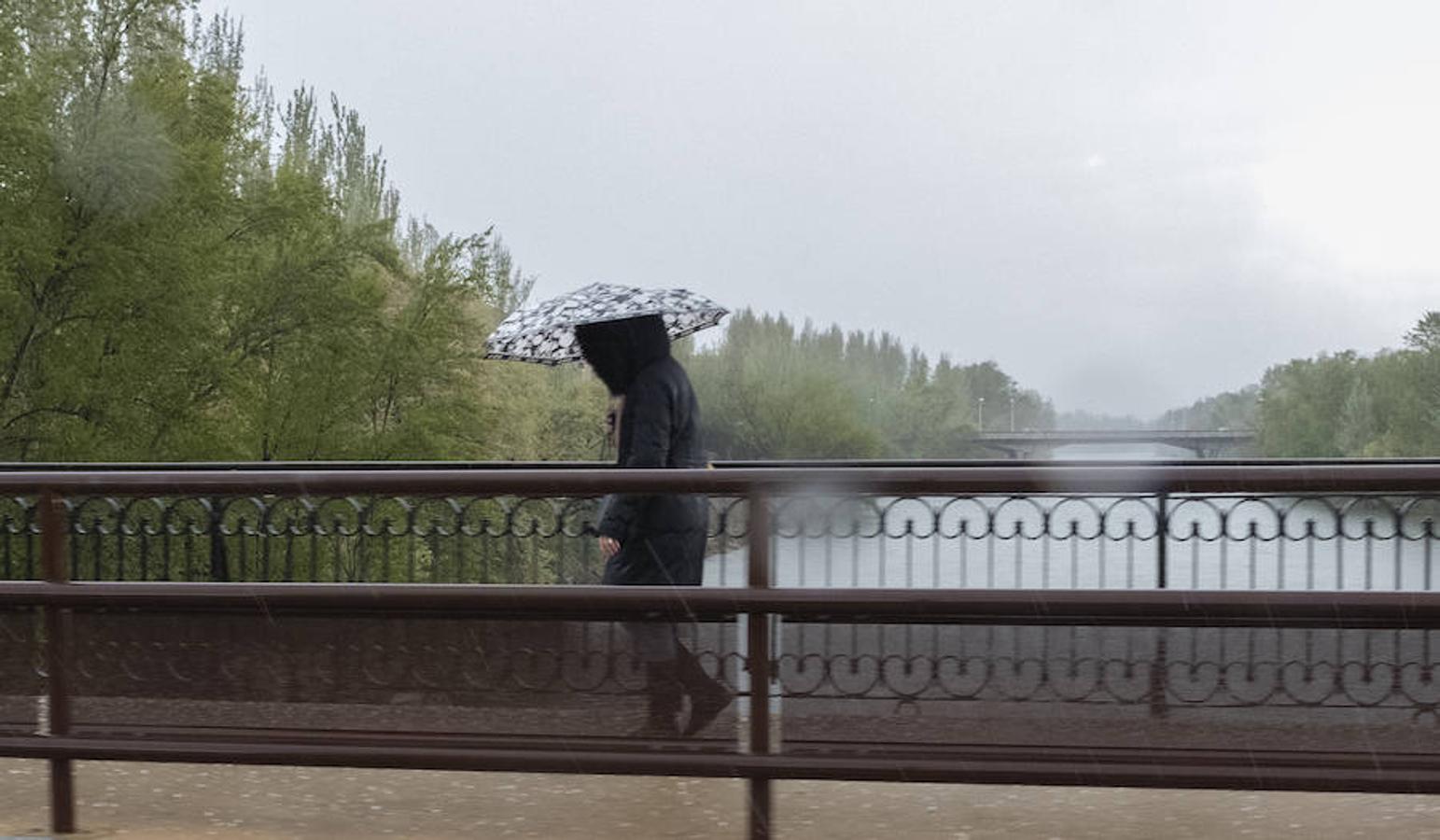 Imágenes de la tormenta de agua y granizado que ha descargado durante veinticinco minutos sobre Valladolid.