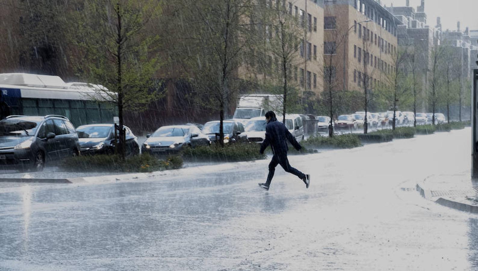 Imágenes de la tormenta de agua y granizado que ha descargado durante veinticinco minutos sobre Valladolid.