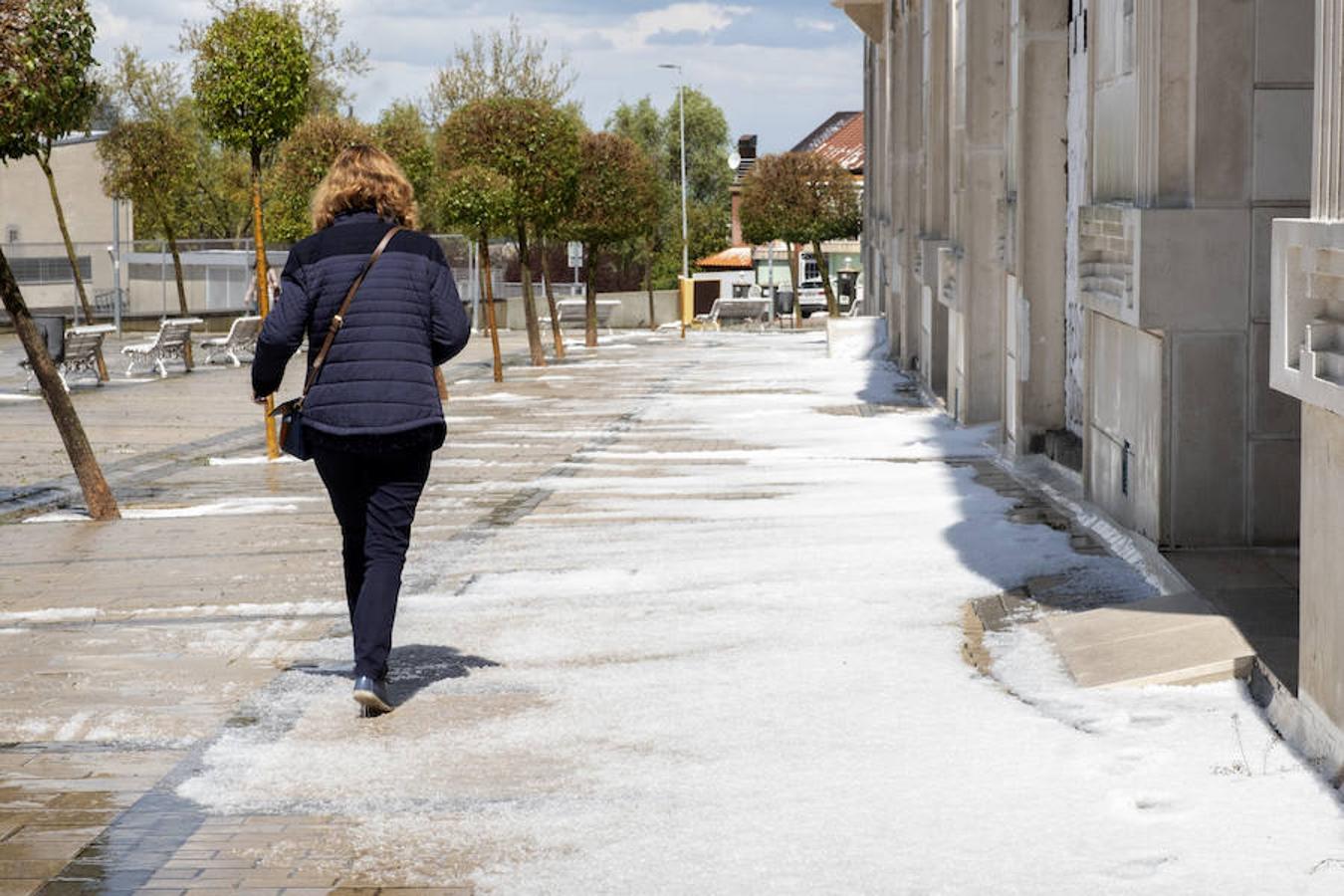 Imágenes de la tormenta de agua y granizado que ha descargado durante veinticinco minutos sobre Valladolid.