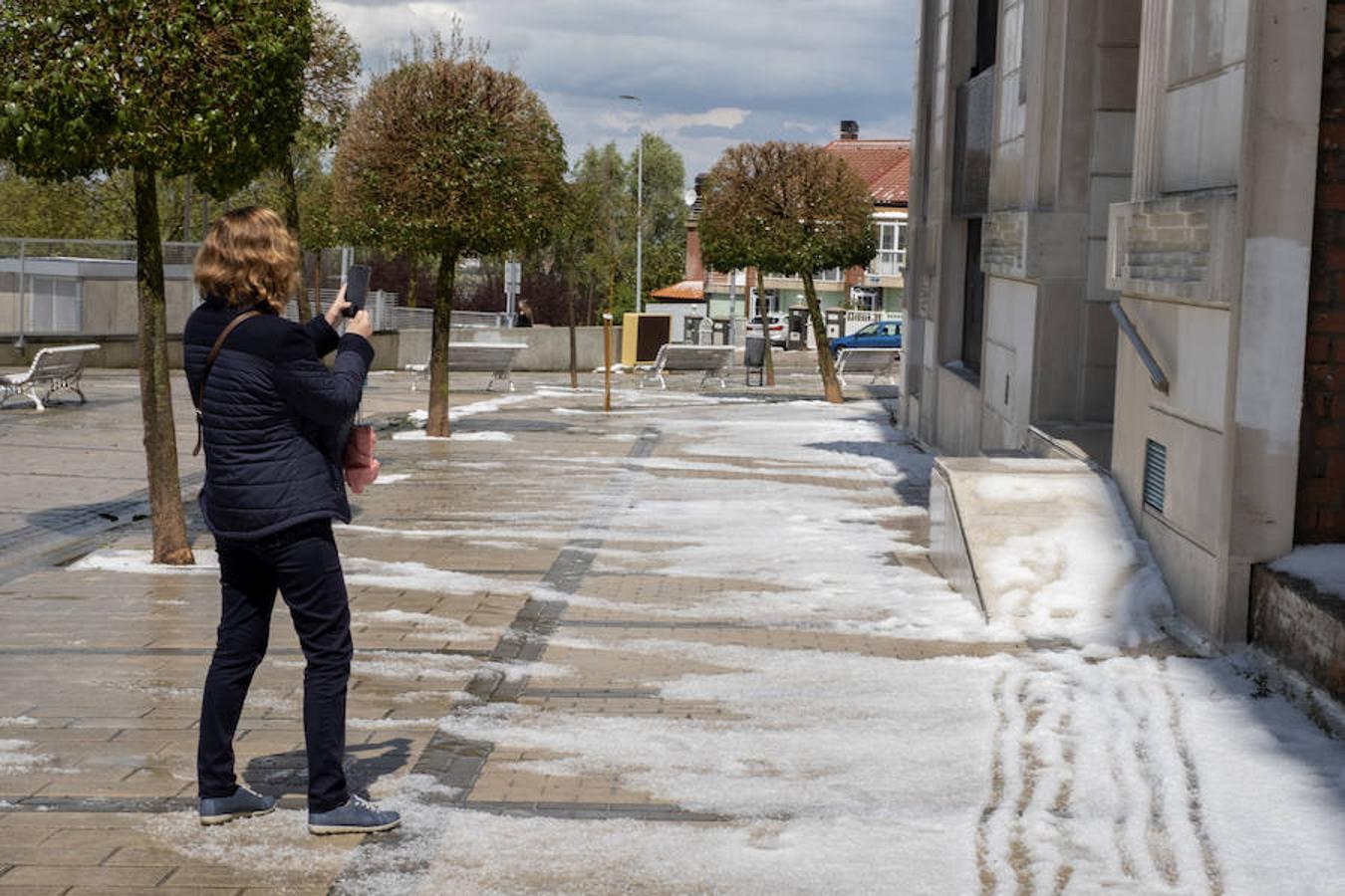 Imágenes de la tormenta de agua y granizado que ha descargado durante veinticinco minutos sobre Valladolid.