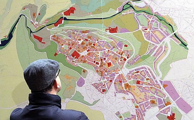 Un vecino observa un plano del plan especial en la exposición realizada en 2016.