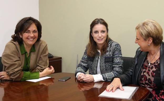 Andrea Levy, en el centro, junto a Beatriz Escudero (i) y Paloma Sanz.