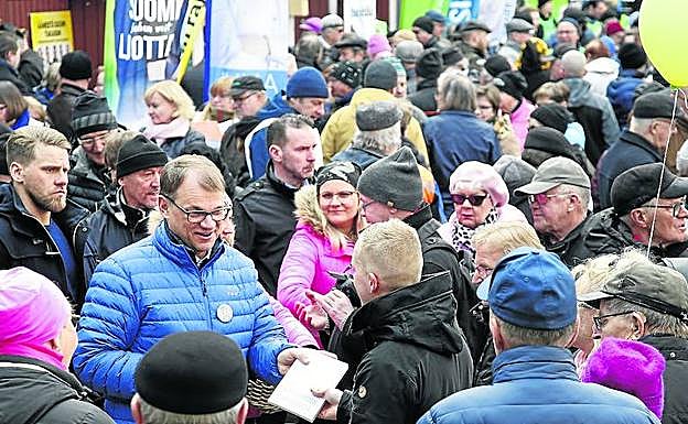El candidato del Partido de Centro y primer ministro, Juha Sipila, rodeado de simpatizantes.