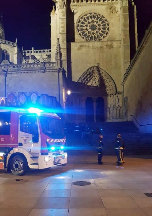 Los efectivos atienden la alerta dada desde la Catedral