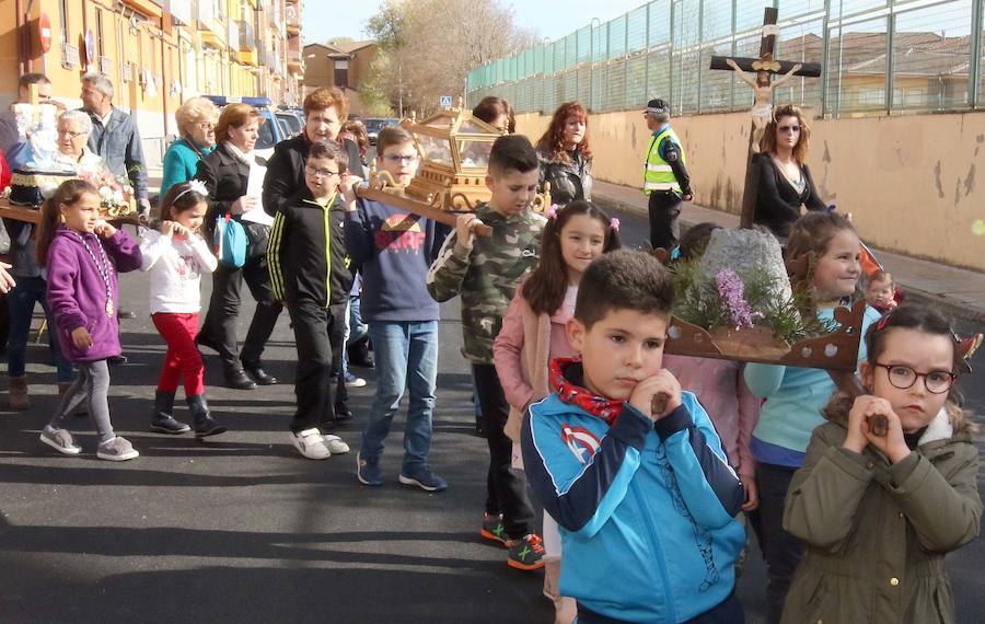 Fotos: Via crucis de los niños en el barrio de San José