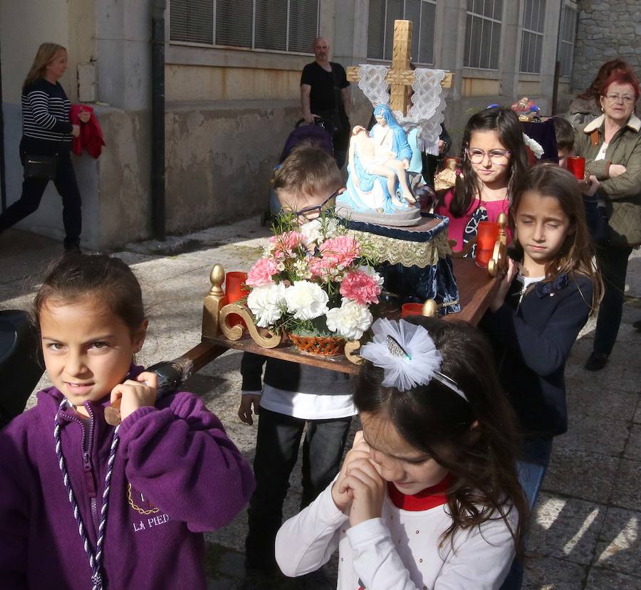 Fotos: Via crucis de los niños en el barrio de San José