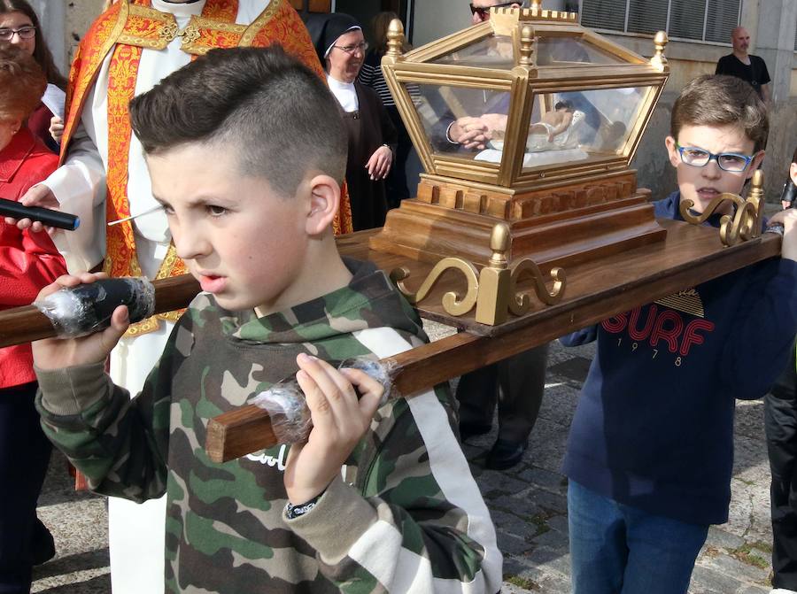 Fotos: Via crucis de los niños en el barrio de San José