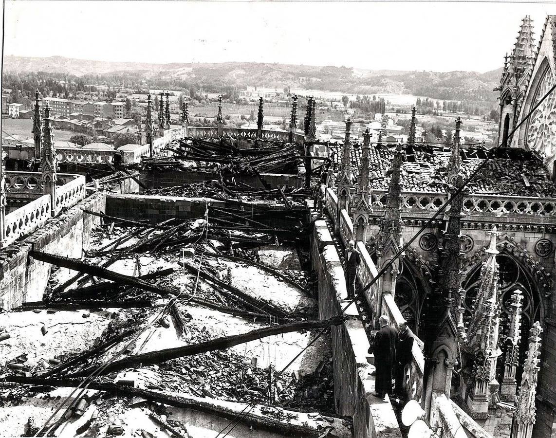 Incendio de la catedral de León en 1966. Fotografía de César Andrés Delgado cedida por el Archivo del Cabildo Catedralicio