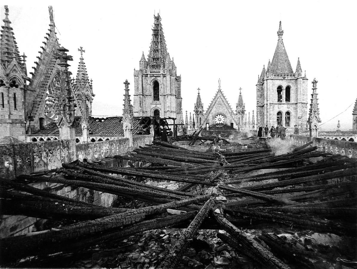 Incendio de la catedral de León en 1966. Fotografía de César Andrés Delgado cedida por el Archivo del Cabildo Catedralicio