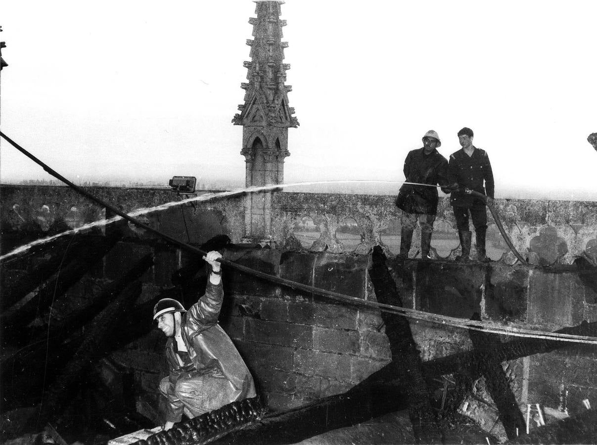 Incendio de la catedral de León en 1966. Fotografía de César Andrés Delgado cedida por el Archivo del Cabildo Catedralicio