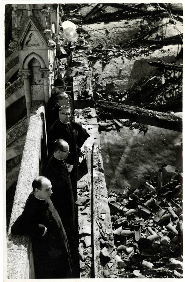 Incendio de la catedral de León en 1966. Fotografía de César Andrés Delgado cedida por el Archivo del Cabildo Catedralicio