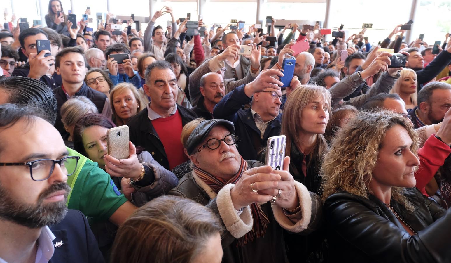 Cuatro mil personas asisten al acto de Santiago Abascal en el Centro Cultural Miguel Delibes