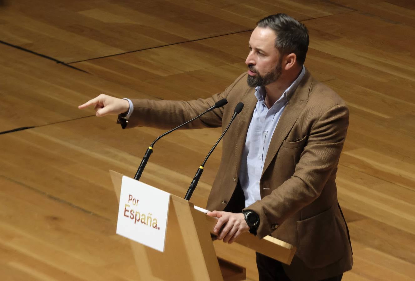 Cuatro mil personas asisten al acto de Santiago Abascal en el Centro Cultural Miguel Delibes
