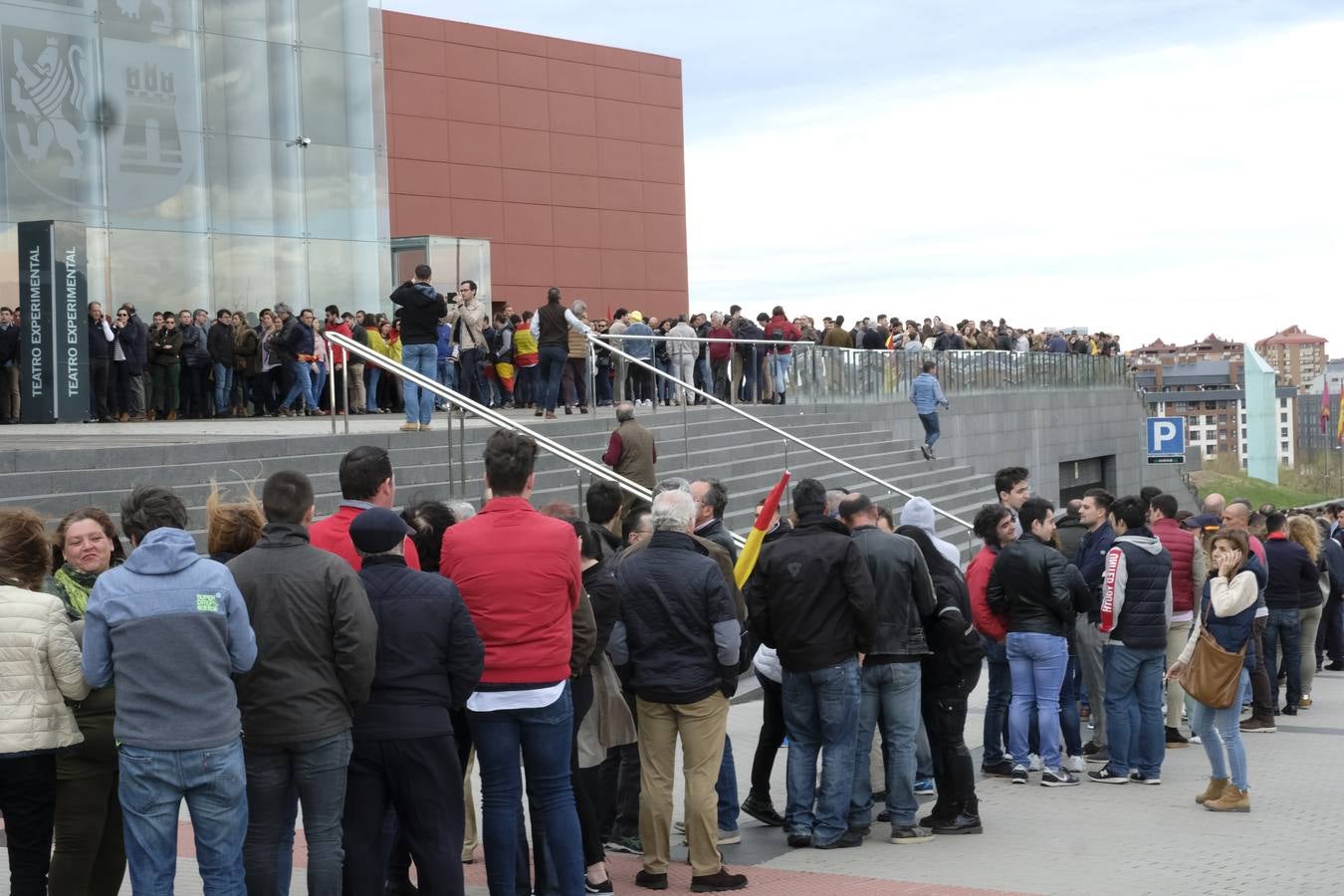 Cuatro mil personas asisten al acto de Santiago Abascal en el Centro Cultural Miguel Delibes