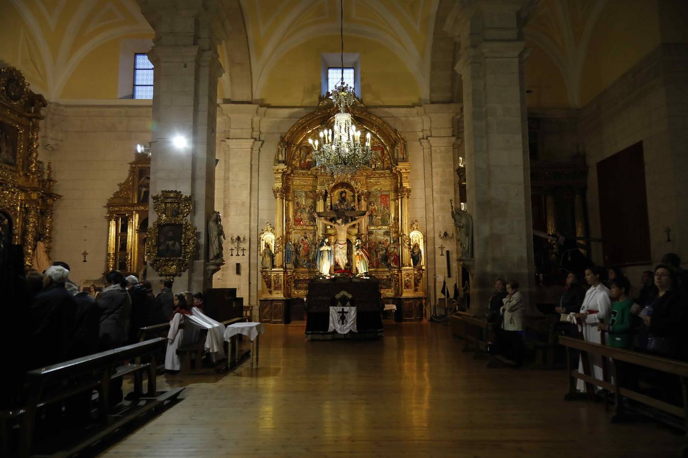 Pese a la amenaza de lluvia, salió con sus dos imágenes titulares, un crucificado gótico, en carroza, y el Cristo de la Agonía, a hombros