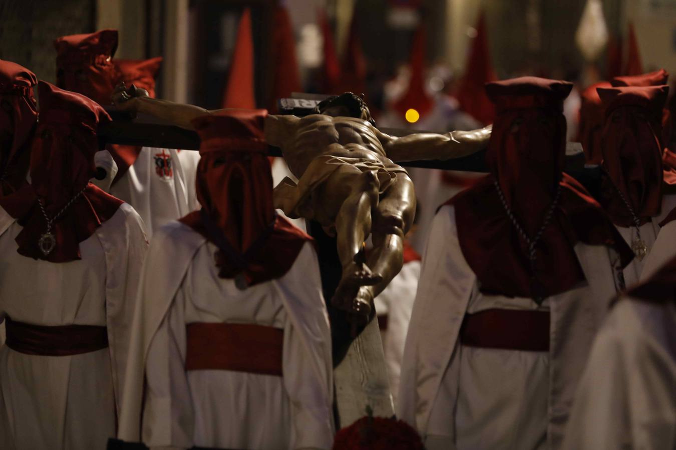 Pese a la amenaza de lluvia, salió con sus dos imágenes titulares, un crucificado gótico, en carroza, y el Cristo de la Agonía, a hombros