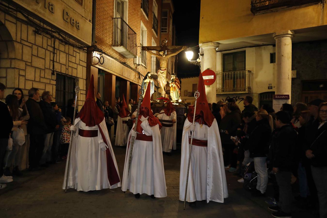 Pese a la amenaza de lluvia, salió con sus dos imágenes titulares, un crucificado gótico, en carroza, y el Cristo de la Agonía, a hombros