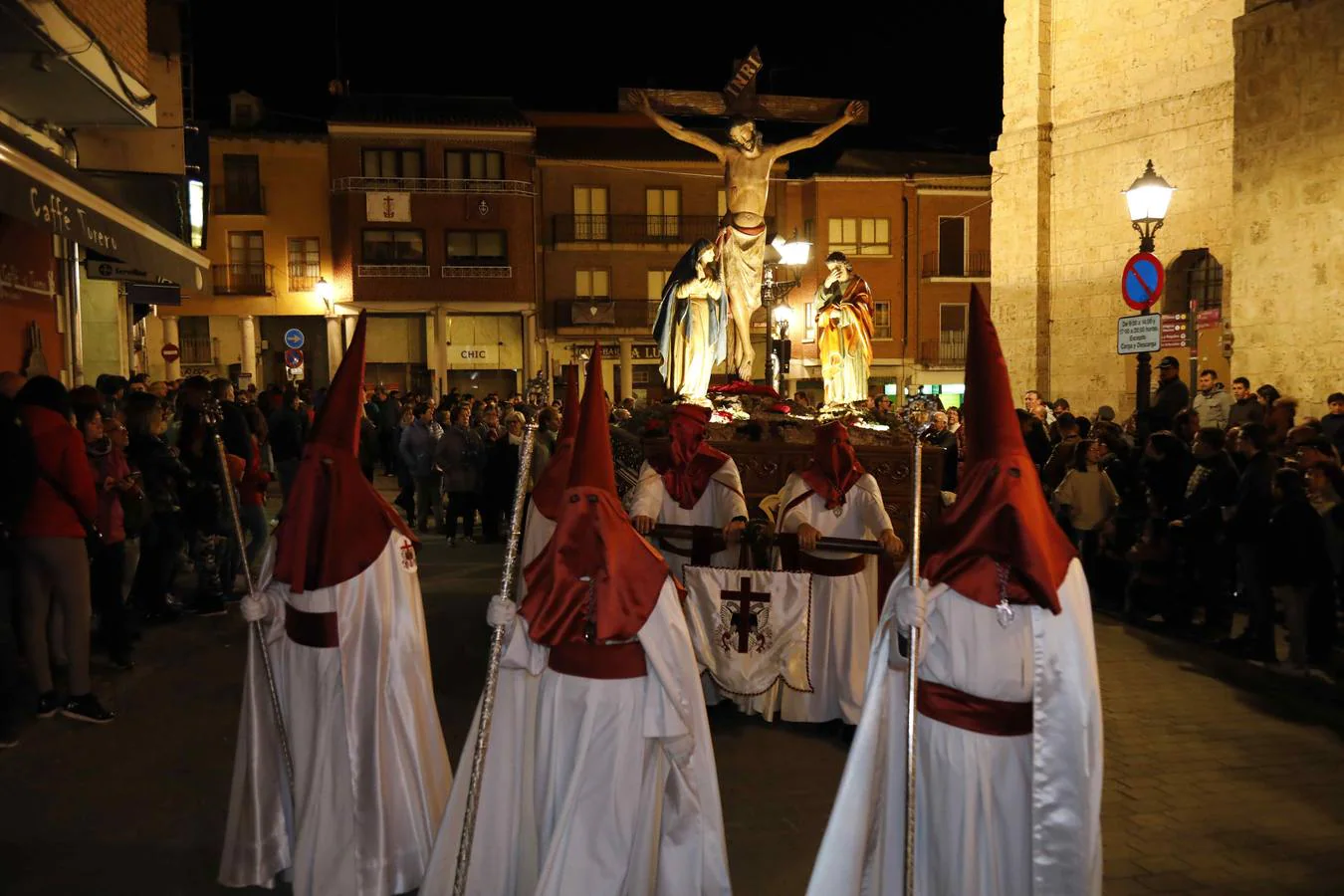 Pese a la amenaza de lluvia, salió con sus dos imágenes titulares, un crucificado gótico, en carroza, y el Cristo de la Agonía, a hombros