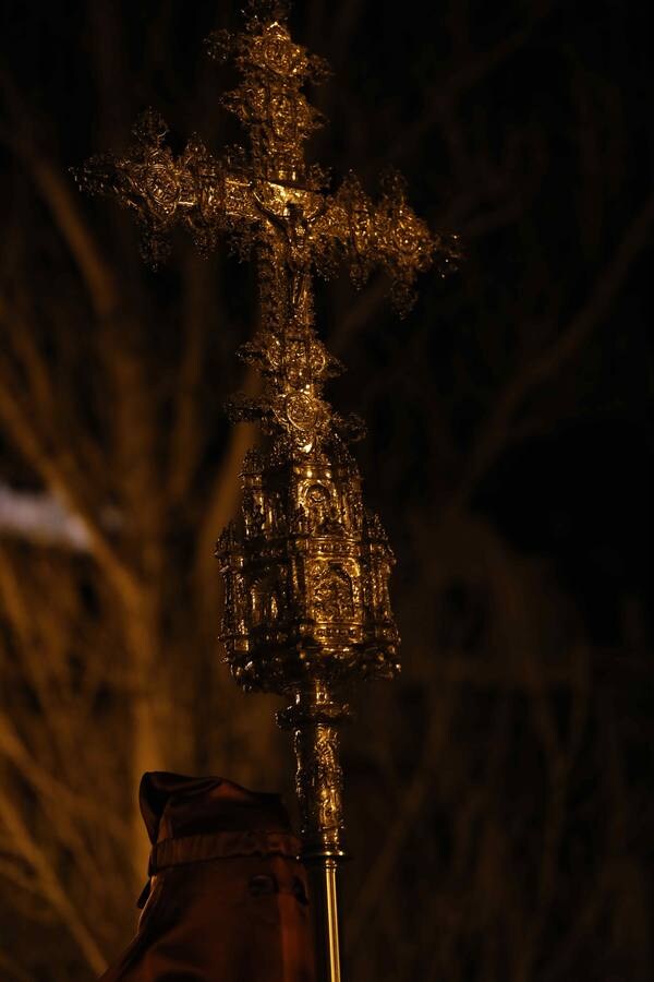 Pese a la amenaza de lluvia, salió con sus dos imágenes titulares, un crucificado gótico, en carroza, y el Cristo de la Agonía, a hombros