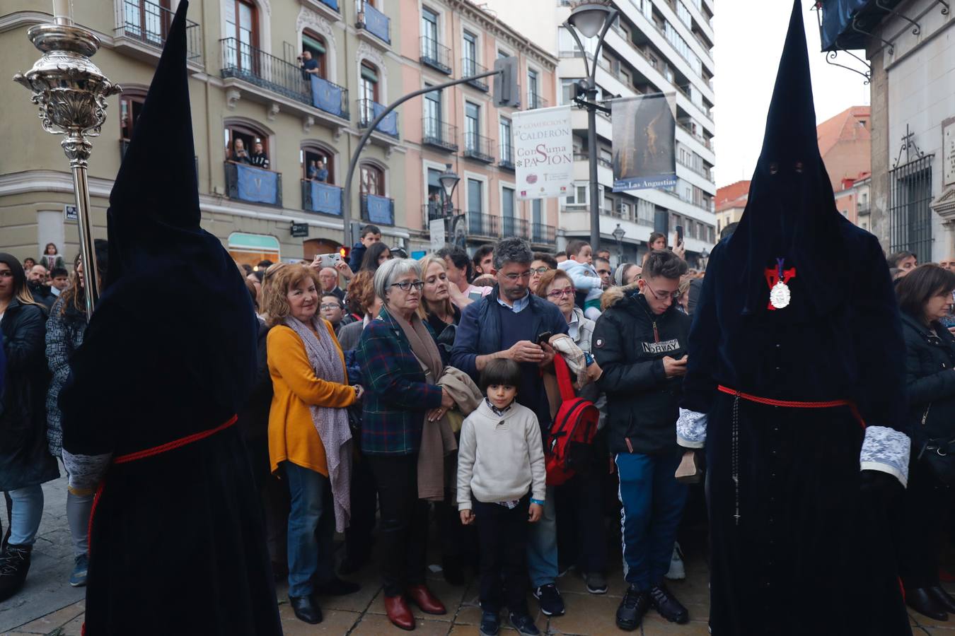 Fotos: Público en la procesión del Encuentro del Martes Santo en Valladolid (1/2)