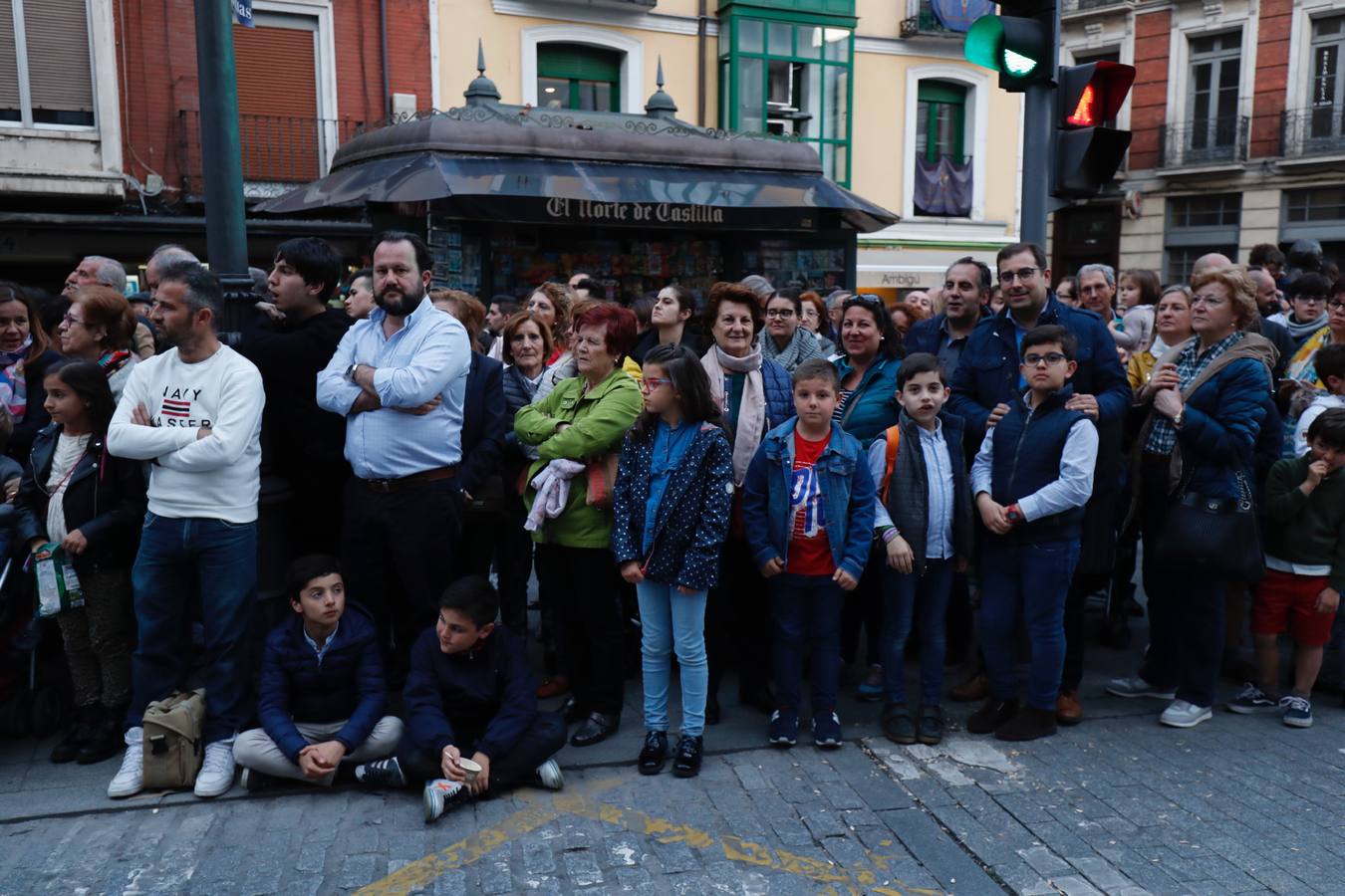 Fotos: Público en la procesión del Encuentro del Martes Santo en Valladolid (1/2)
