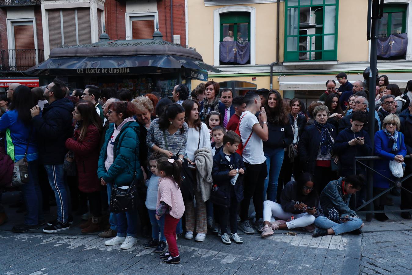 Fotos: Público en la procesión del Encuentro del Martes Santo en Valladolid (1/2)