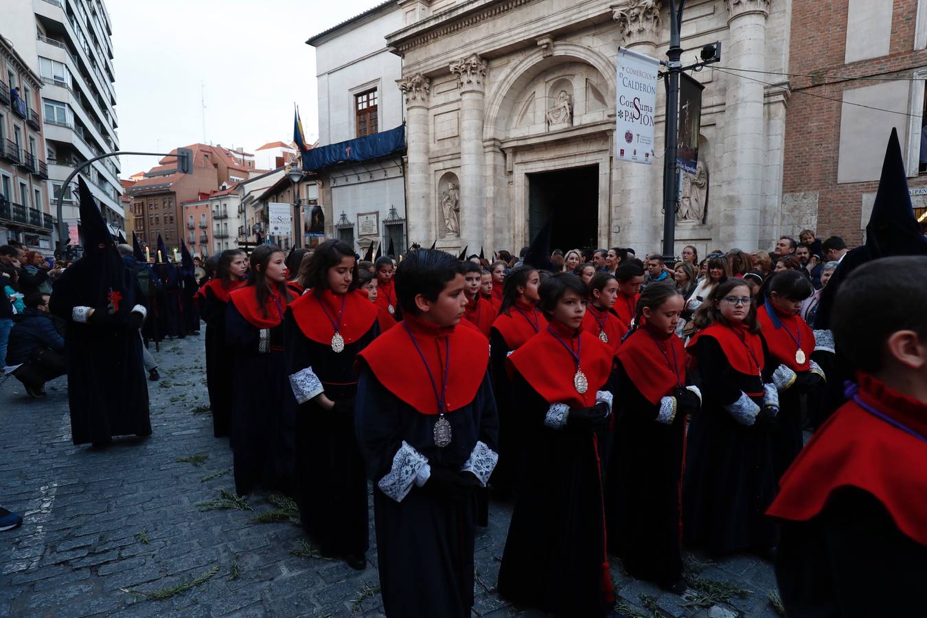 Fotos: Público en la procesión del Encuentro del Martes Santo en Valladolid (1/2)