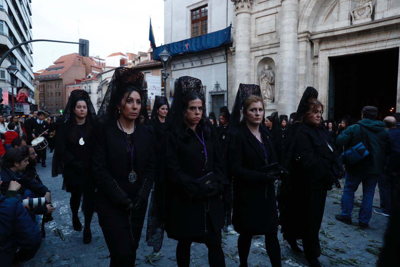 Fotos: Público en la procesión del Encuentro del Martes Santo en Valladolid (1/2)