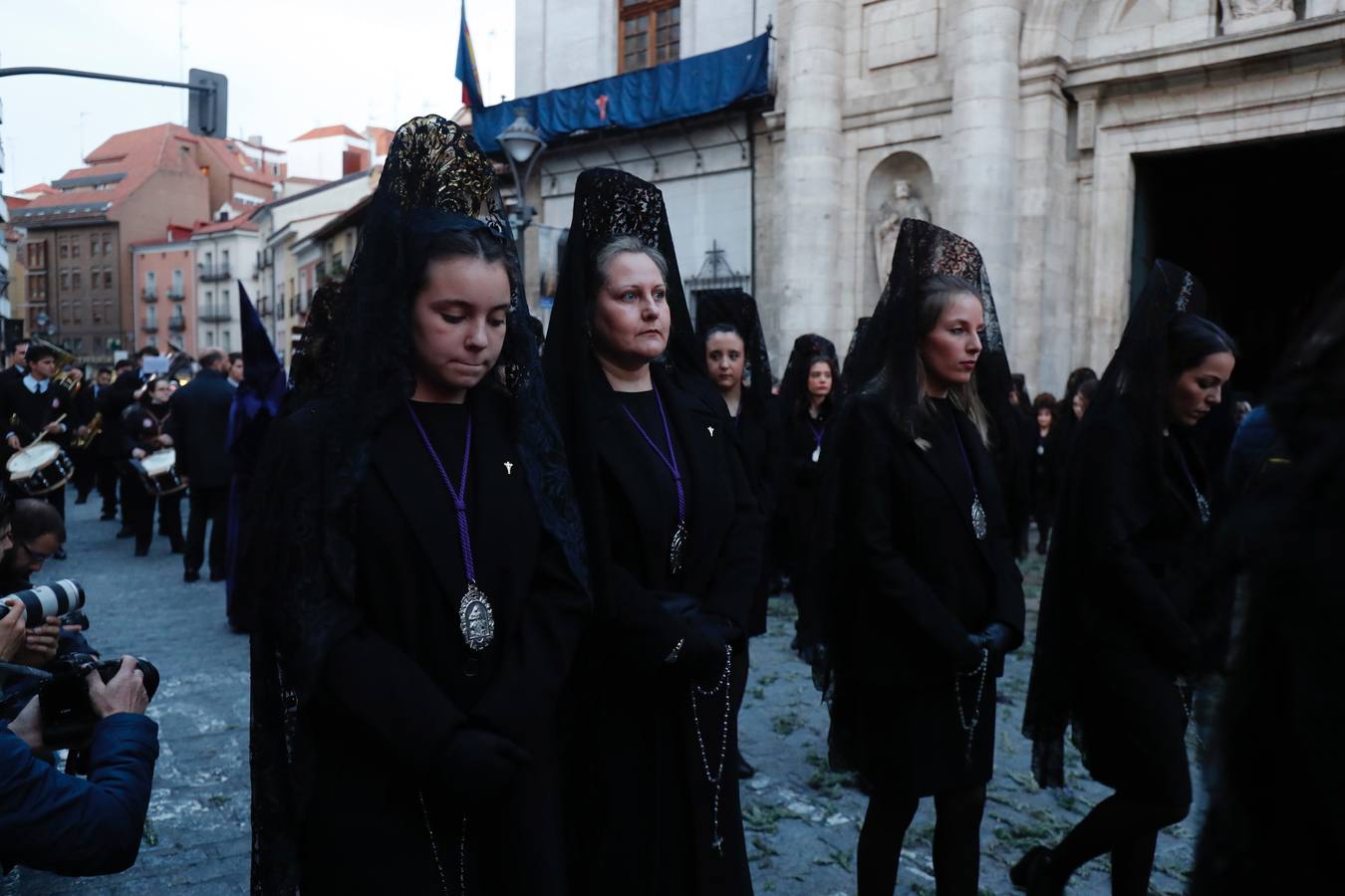Fotos: Público en la procesión del Encuentro del Martes Santo en Valladolid (1/2)