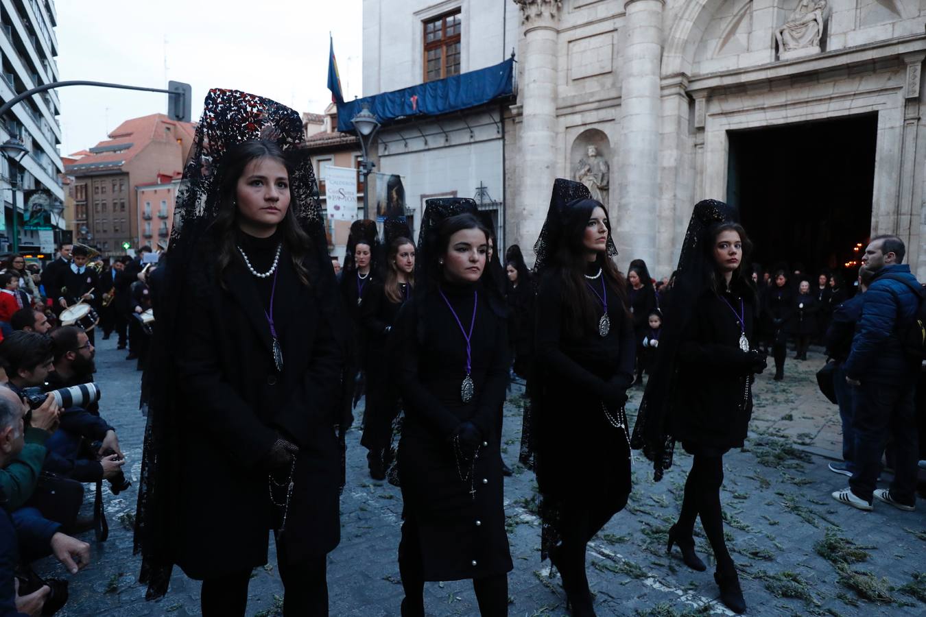 Fotos: Público en la procesión del Encuentro del Martes Santo en Valladolid (1/2)