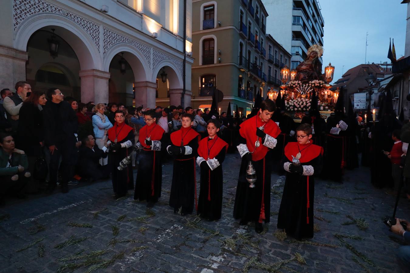 Fotos: Público en la procesión del Encuentro del Martes Santo en Valladolid (2/2)