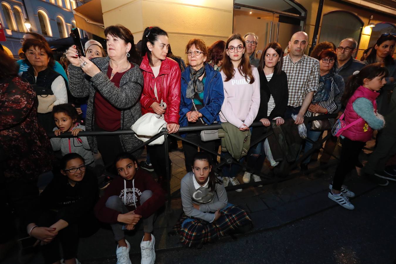 Fotos: Público en la procesión del Encuentro del Martes Santo en Valladolid (2/2)